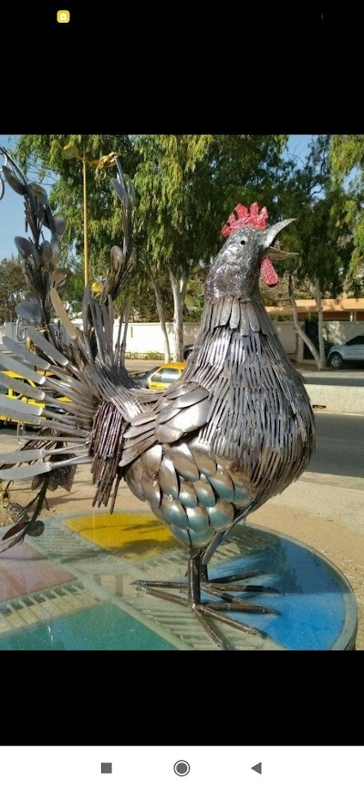Sculptures métalliques d’un coq, créées à partir de pièces de récupération