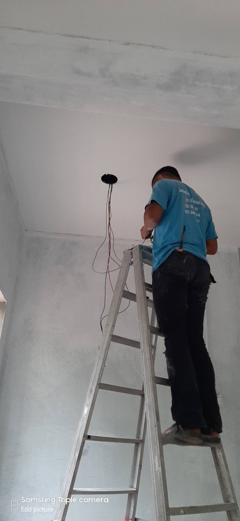 Suasana servis elektrik wiring siling rumah berkualiti di Selangor.