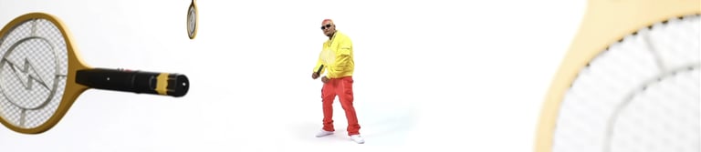 artiste sur fond blanc en studio habillé en jaune et rouge