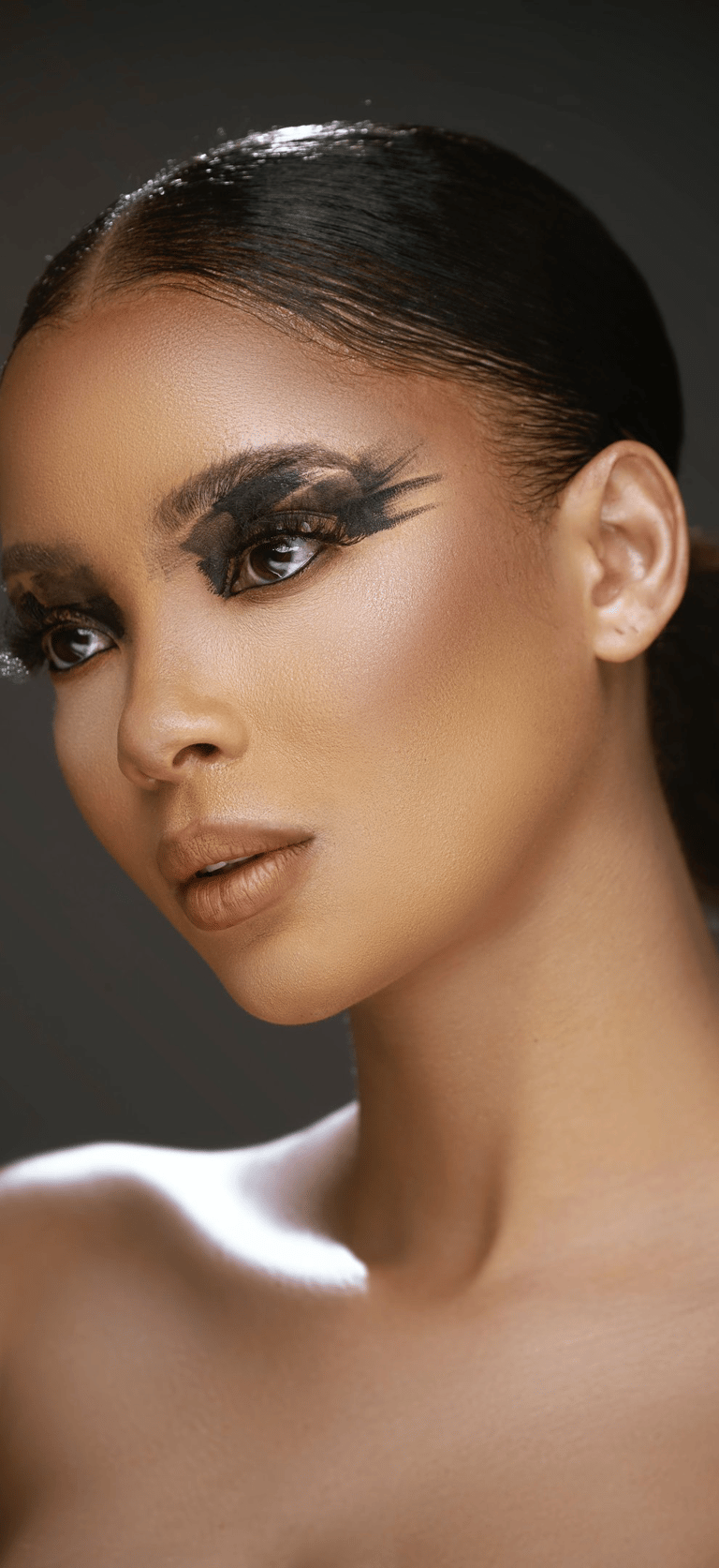 Yüz germe ameliyatı uygulanmış yüz bölgesi görünümü