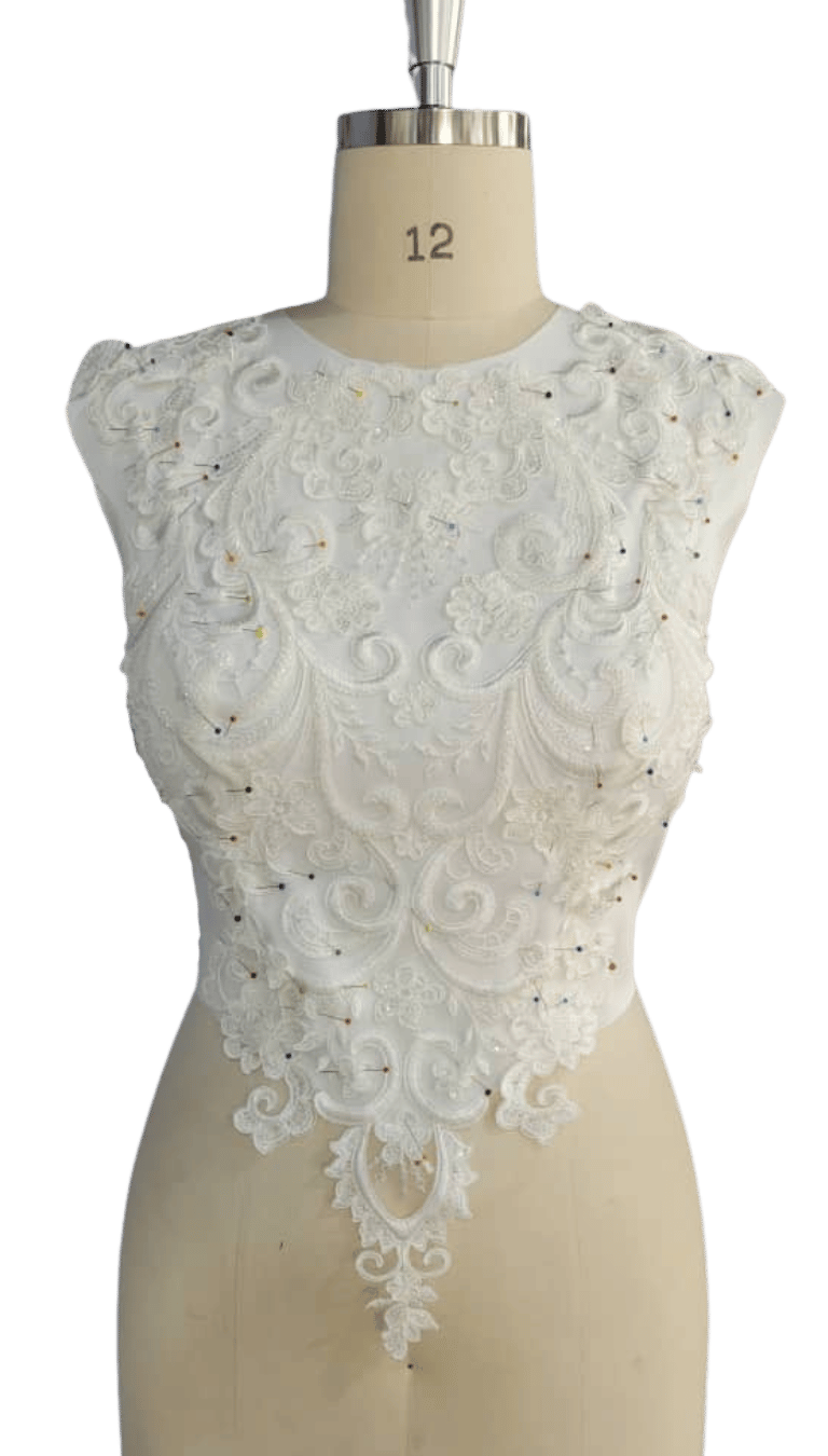 Couture bridal atelier travaillant un corsage structuré en satin silk ivoire dentelle lace