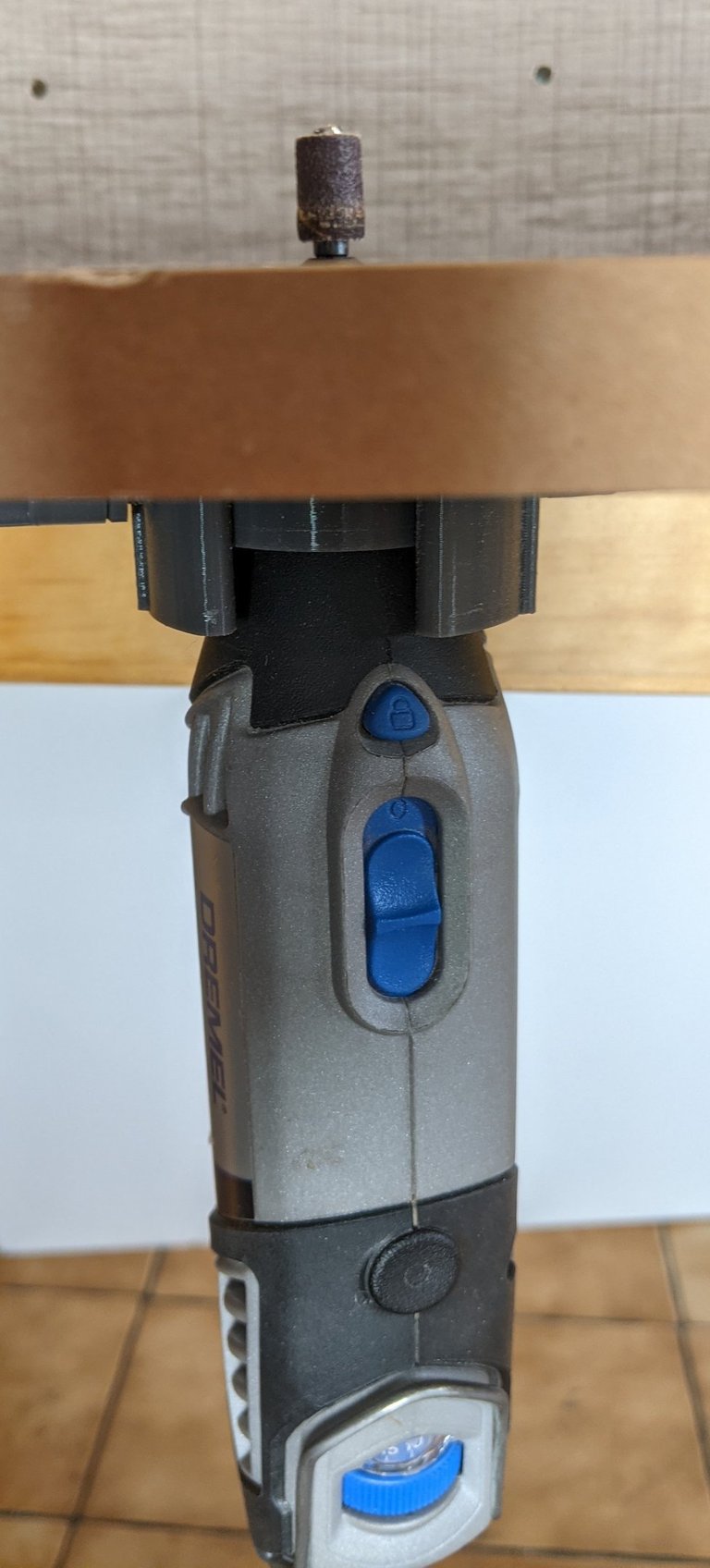 Le Dremel peut ici être utilisé comme une mini défonceuse sous table.