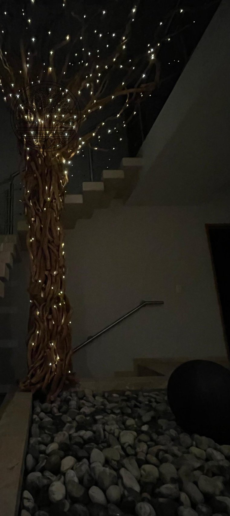 arbol de raices con luces dentro de una casa