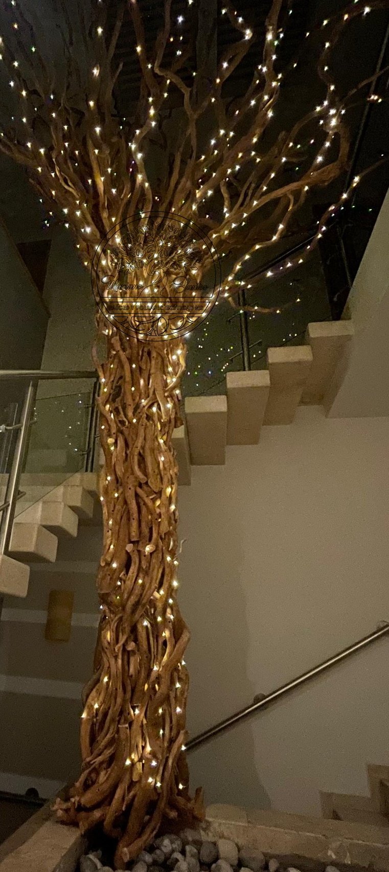 arbol de raices con luces dentro de una casa