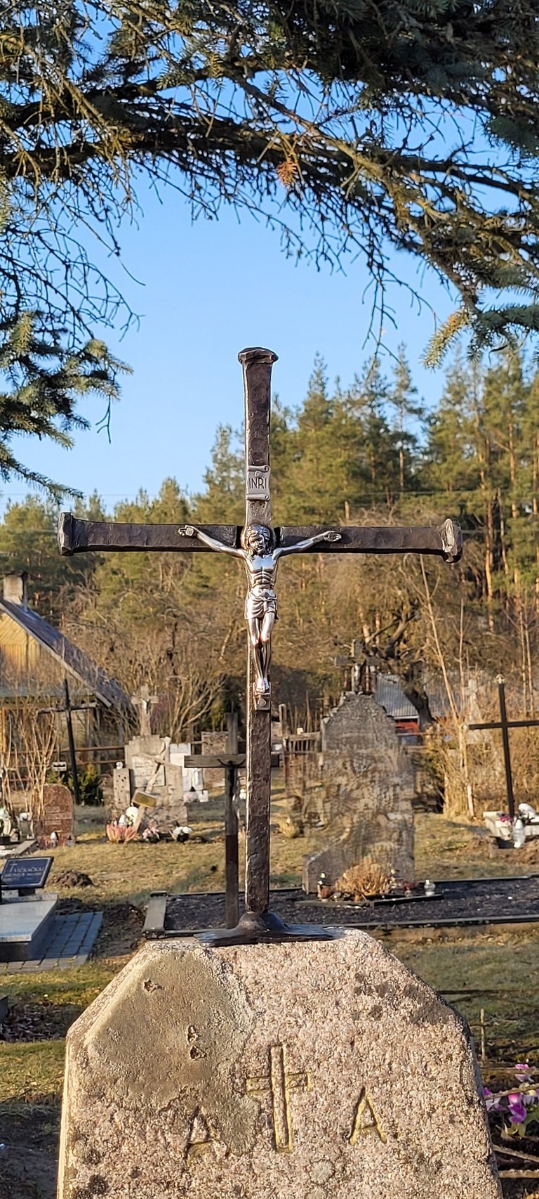 Kaltinis kryžius atliktas laikantis senųjų gamybos technologijų, pastatytas Valkininkų kapinėse
