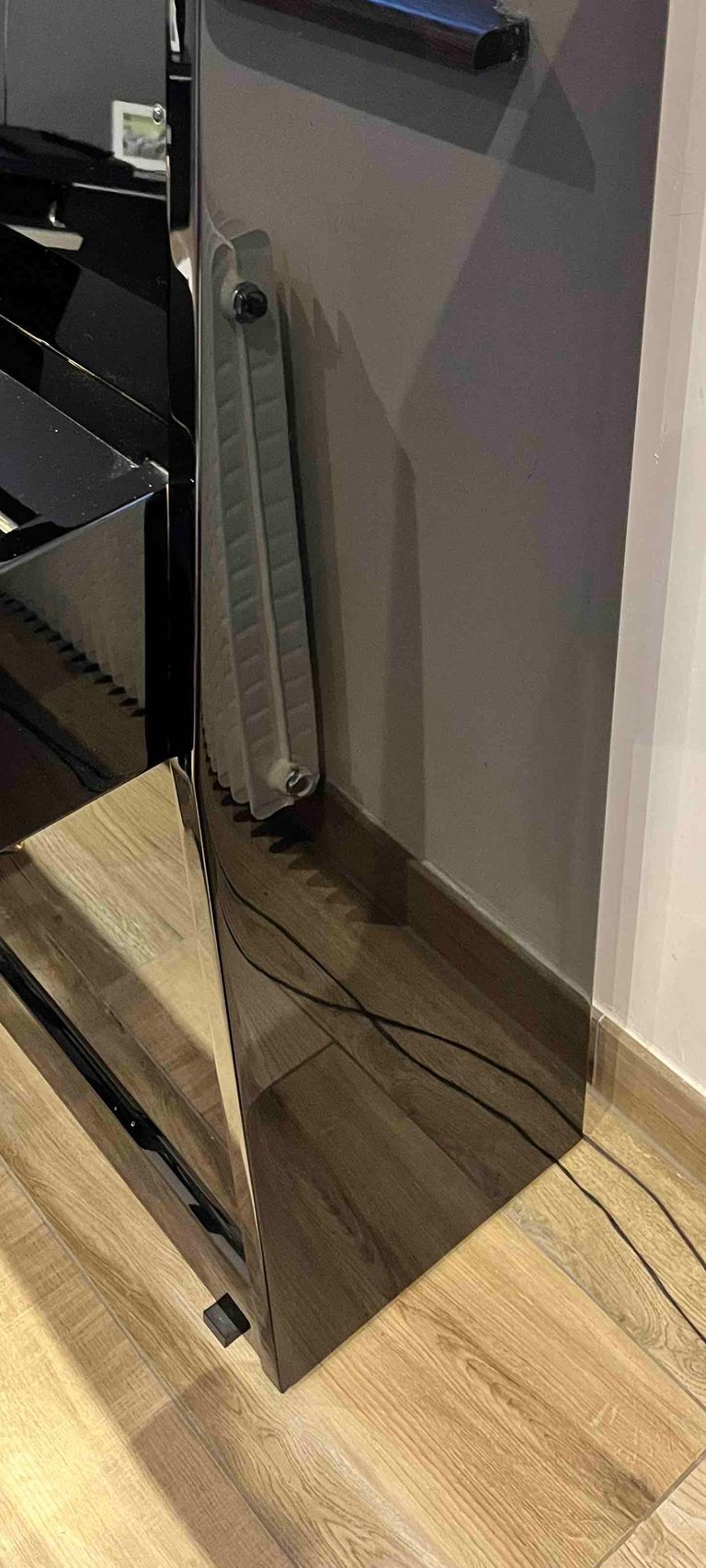 piano noir polyester réparé