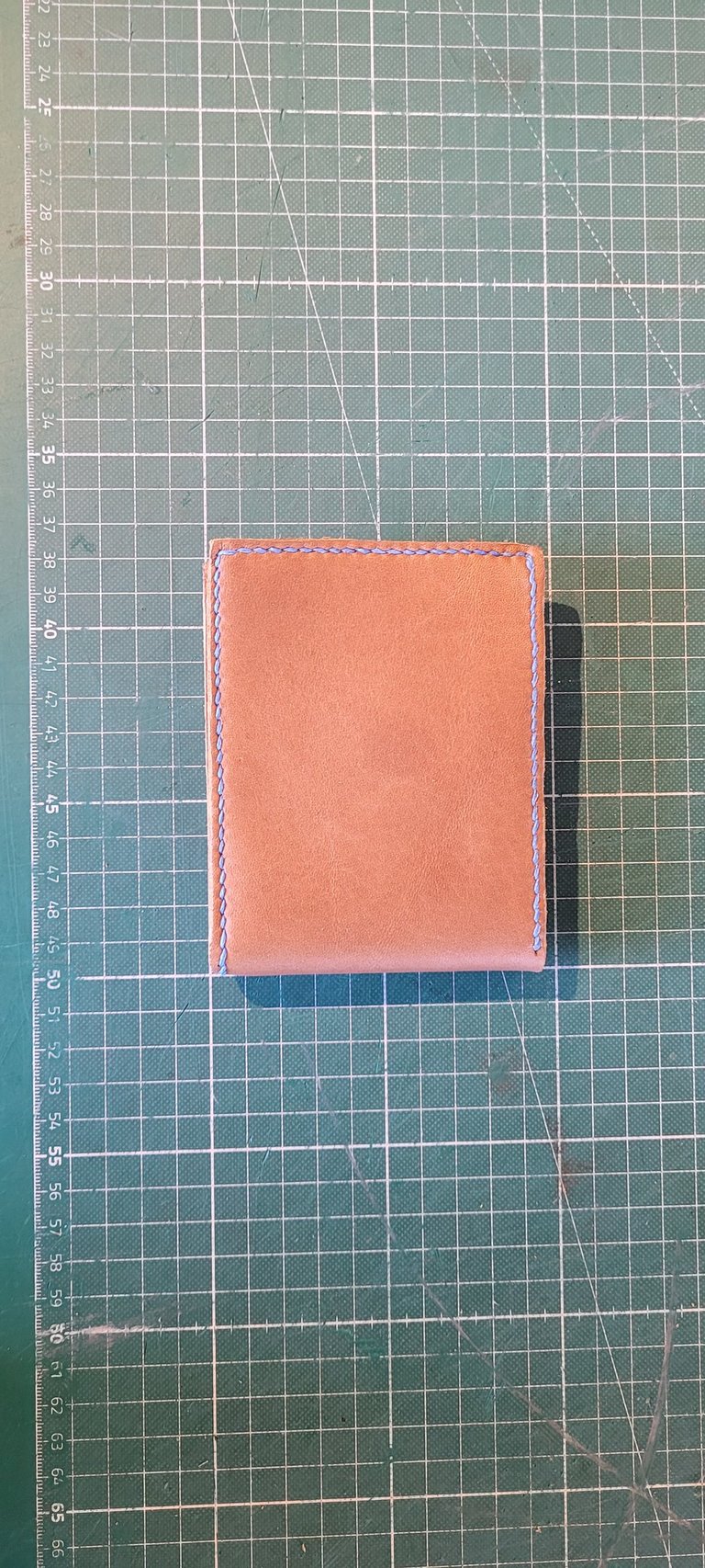 Ledergeldbeutel aus Handarbeit. Blaue naht passend zur tasche. Handarbeit aus Angelbachtal