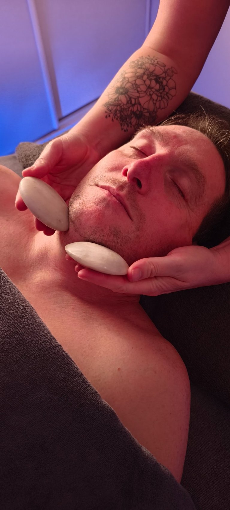 massage visage pierres froides