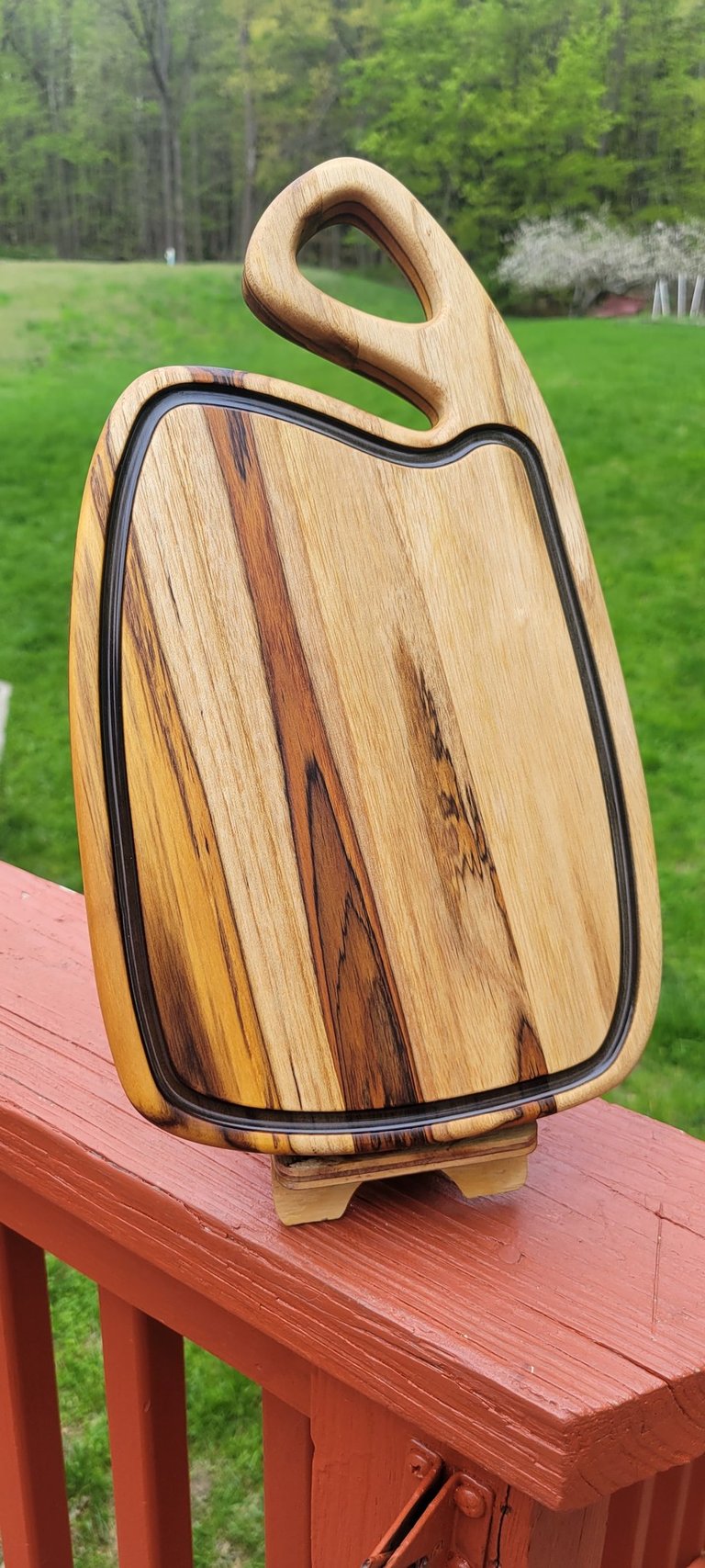 handcrafted wooden cutting boards in different sizes and wood types, showing quality craftsmanship.