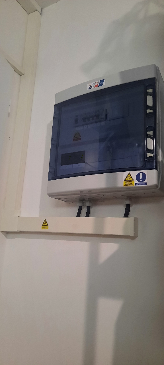 Coffret électrique photovoltaïque installé à Lorgues avec protections et conformité Consuel