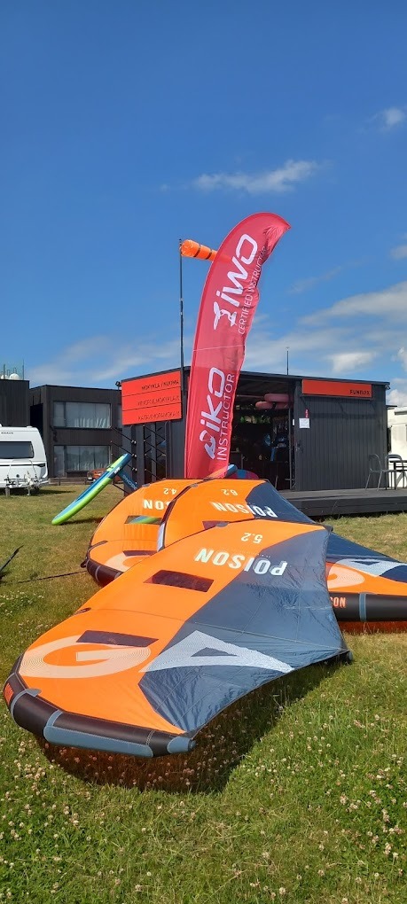 Wing foil nuomos įranga išdėliota prieš pamokas Svencelės pakrantėje