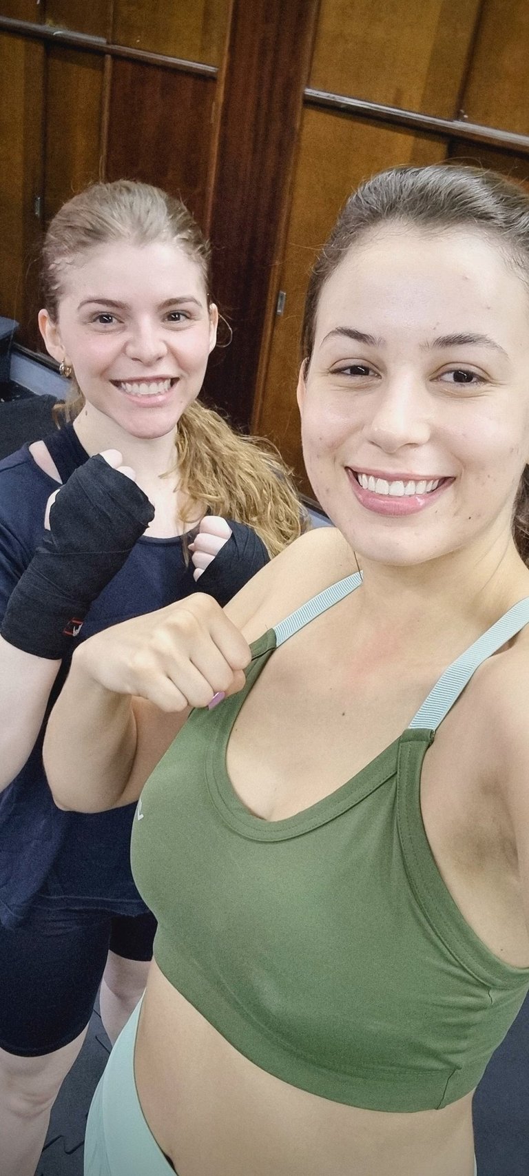 Muay thai avaré, academia com três mulheres treinando Muay Thai em Avaré.