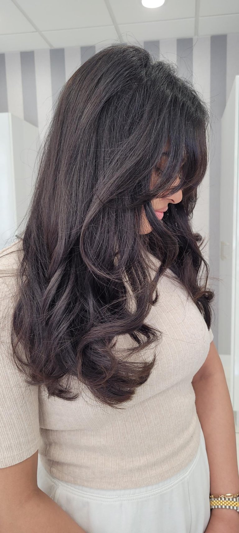 dark wavy hairstyle