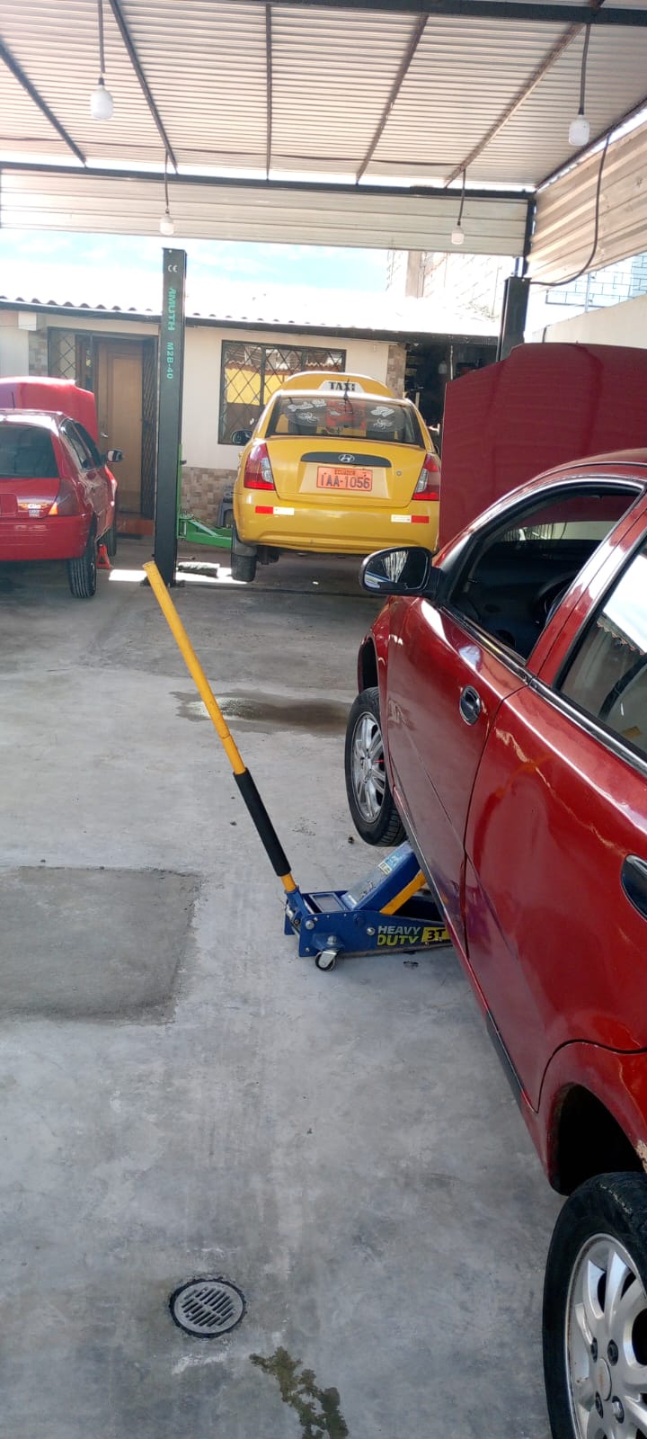 Taxi Hyundai atendido en Tapia Fuertes Automotriz como parte de casos reales de servicio automotriz.