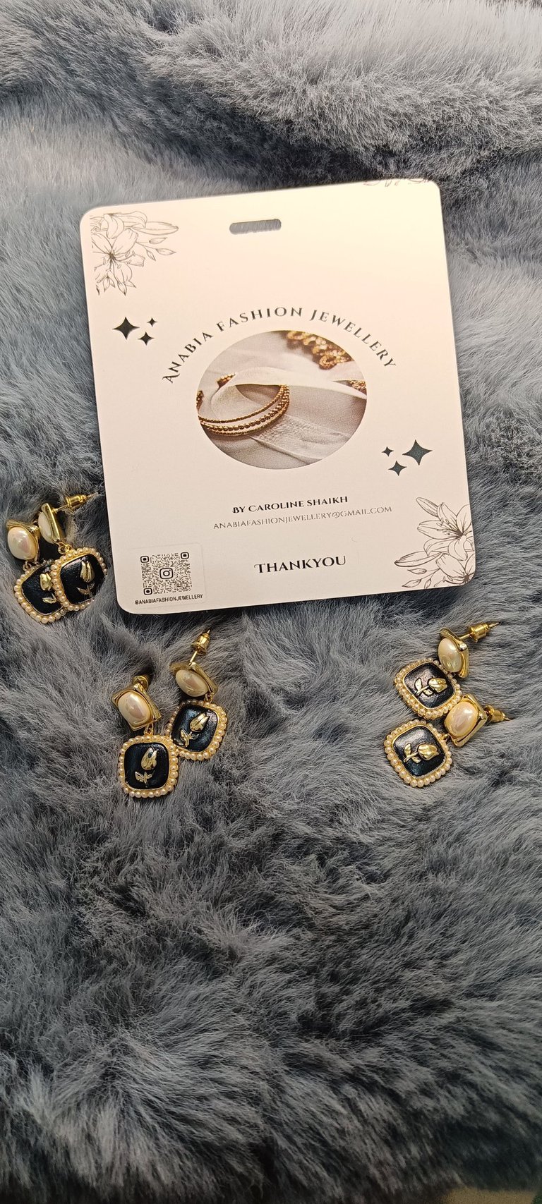 e pairs of a picture of a set of threearrings and a ring