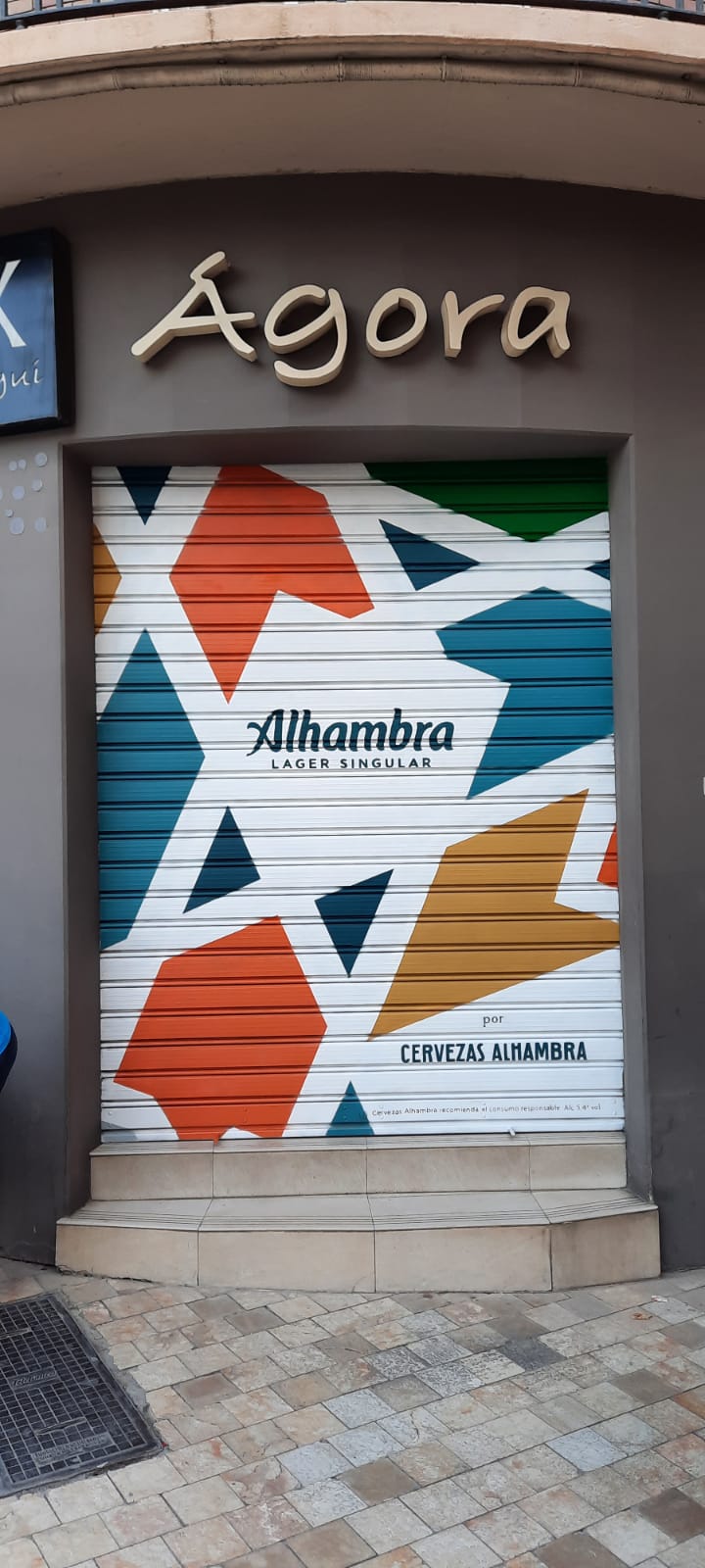 Graffiti en persiana. Para la campaña publicitaria de Cervezas Alhambra (Grupo Mahou).