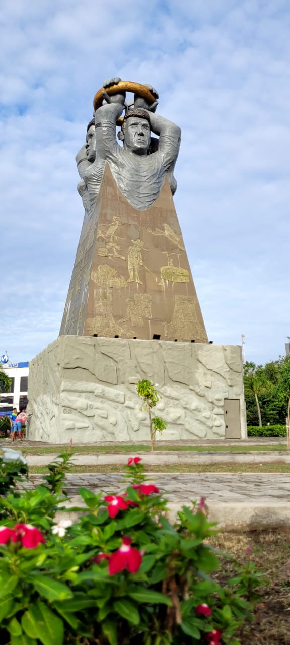 O monumento representa as raízes e os povos indígenas, negros, caboclos e ribeirinhos