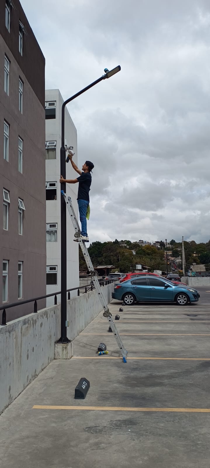 técnico realizando mantenimiento a cámaras de seguridad de un condominio