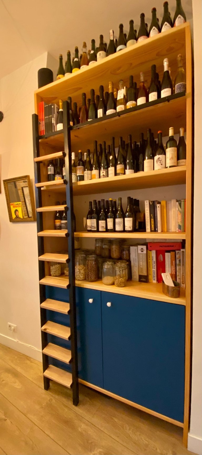 Armoire à vin échelle rangée