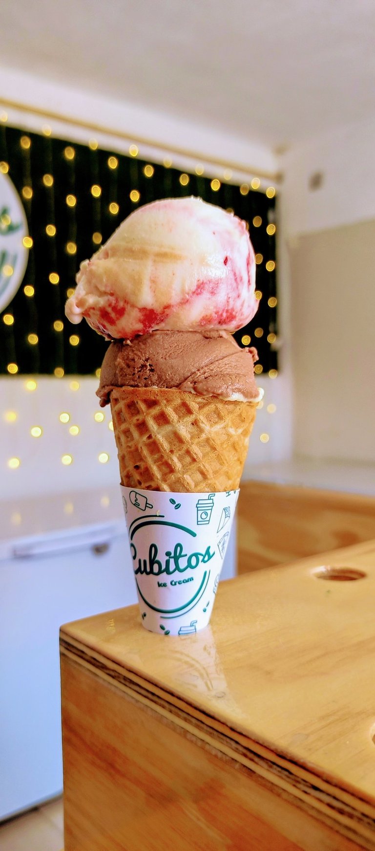 Helado de fresas con crema y chocolate