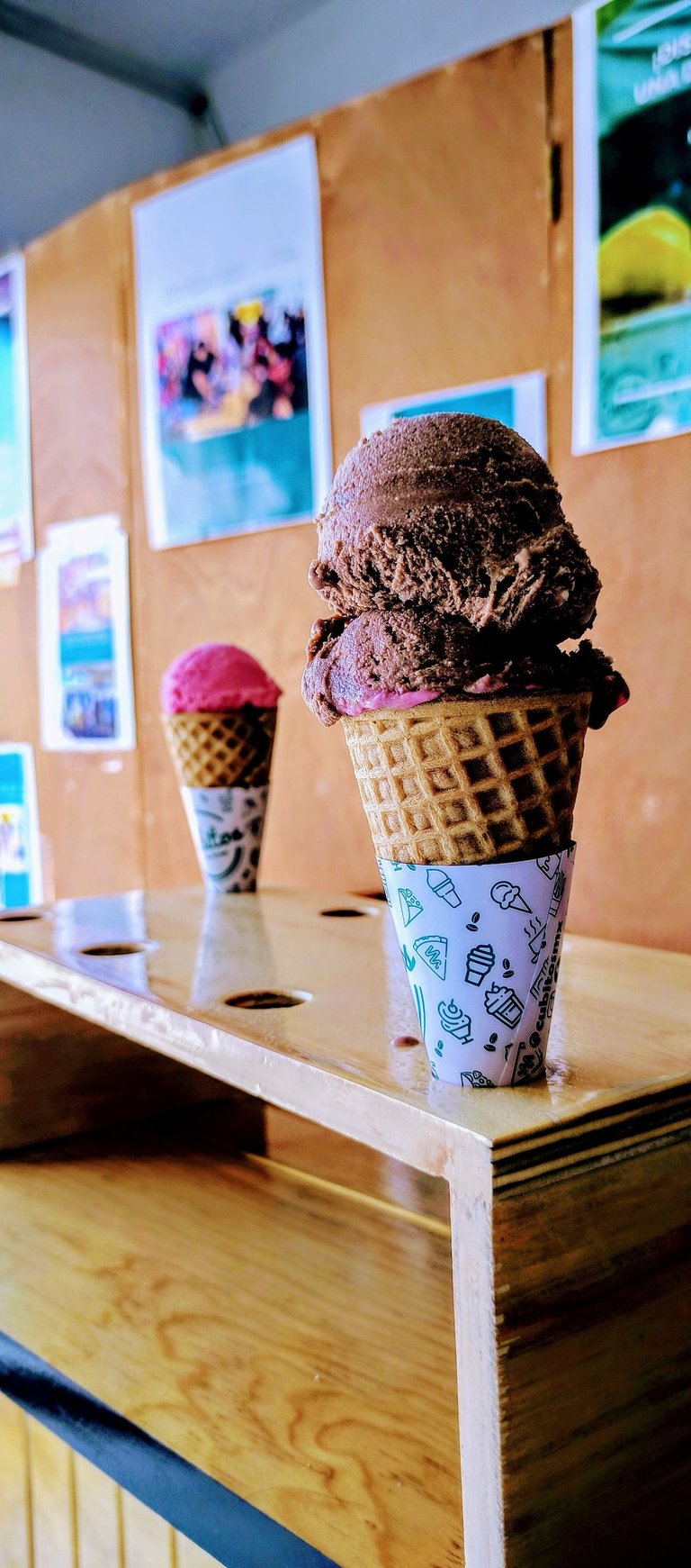 Un par de conos de helado sobre un mostrador.