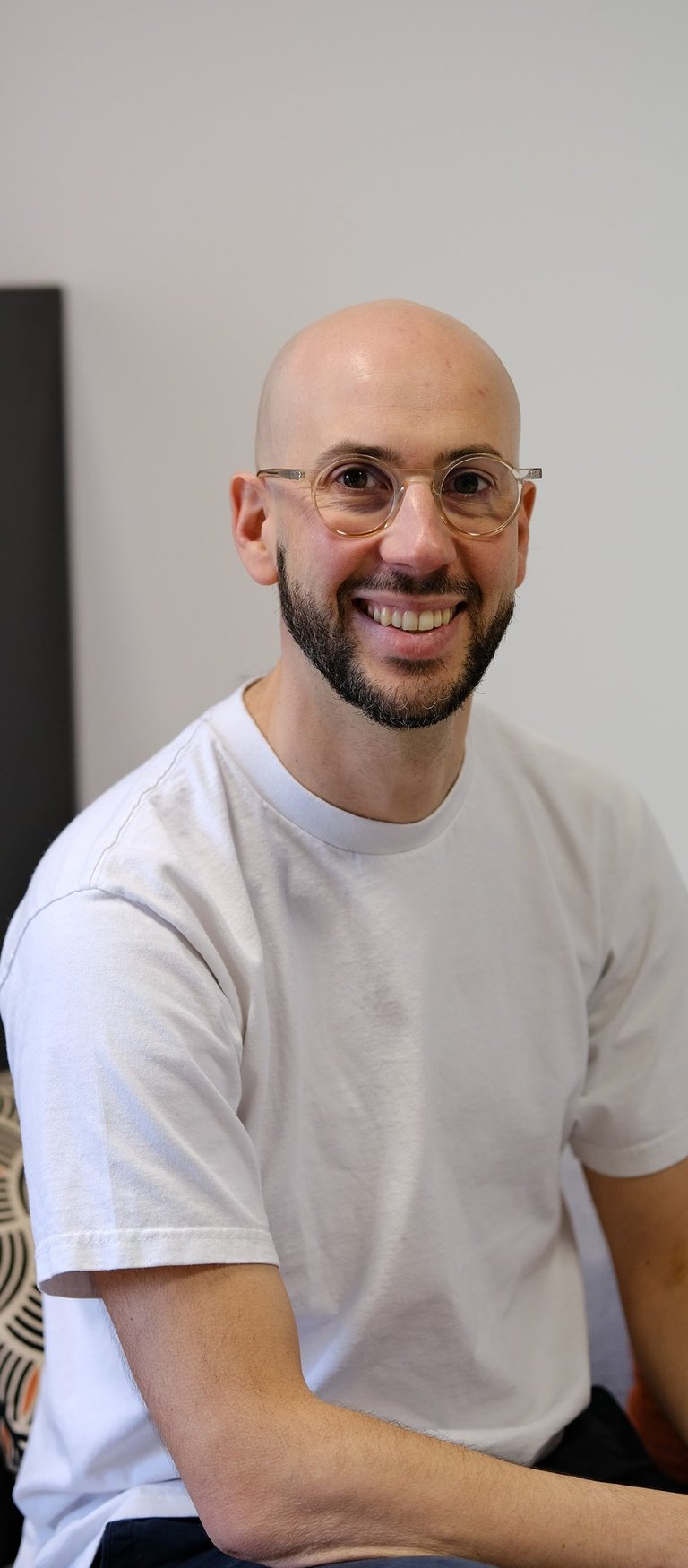 Portrait de Thomas Busson racontant son parcours de la data à la santé intégrative.