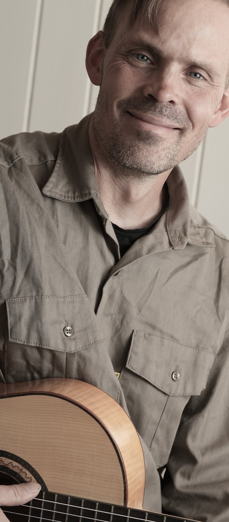 Guitar maker and luthier Simen Omang with one of his guitars