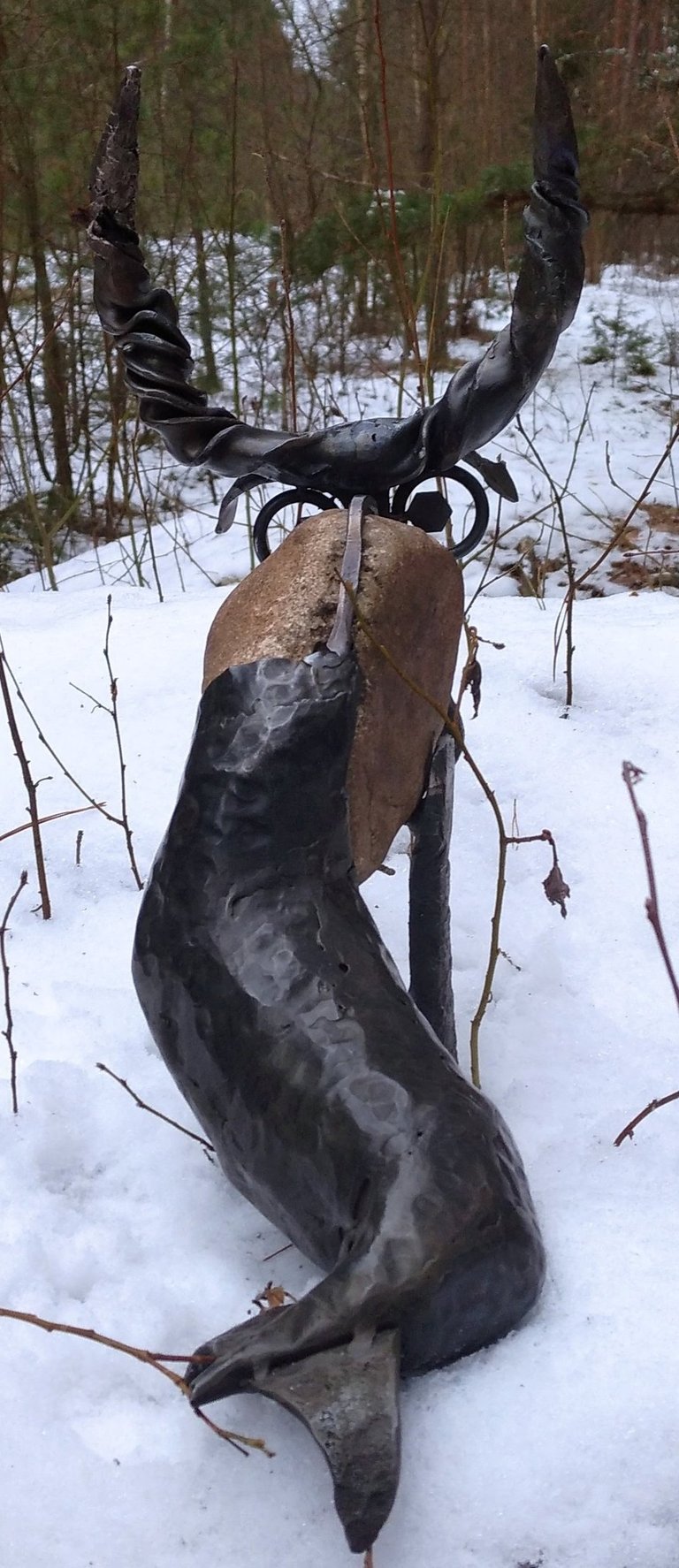 Rankų darbo ožiaragis iš natūralaus lauko akmens ir kaltinio metalo, Vaidakarčmio kalvės kūrinys