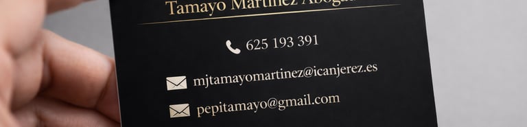 Mano sosteniendo una tarjeta de presentación profesional negra y dorada para el bufete de abogados T