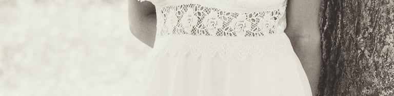 Une jeune belle femme adossée à un arbre