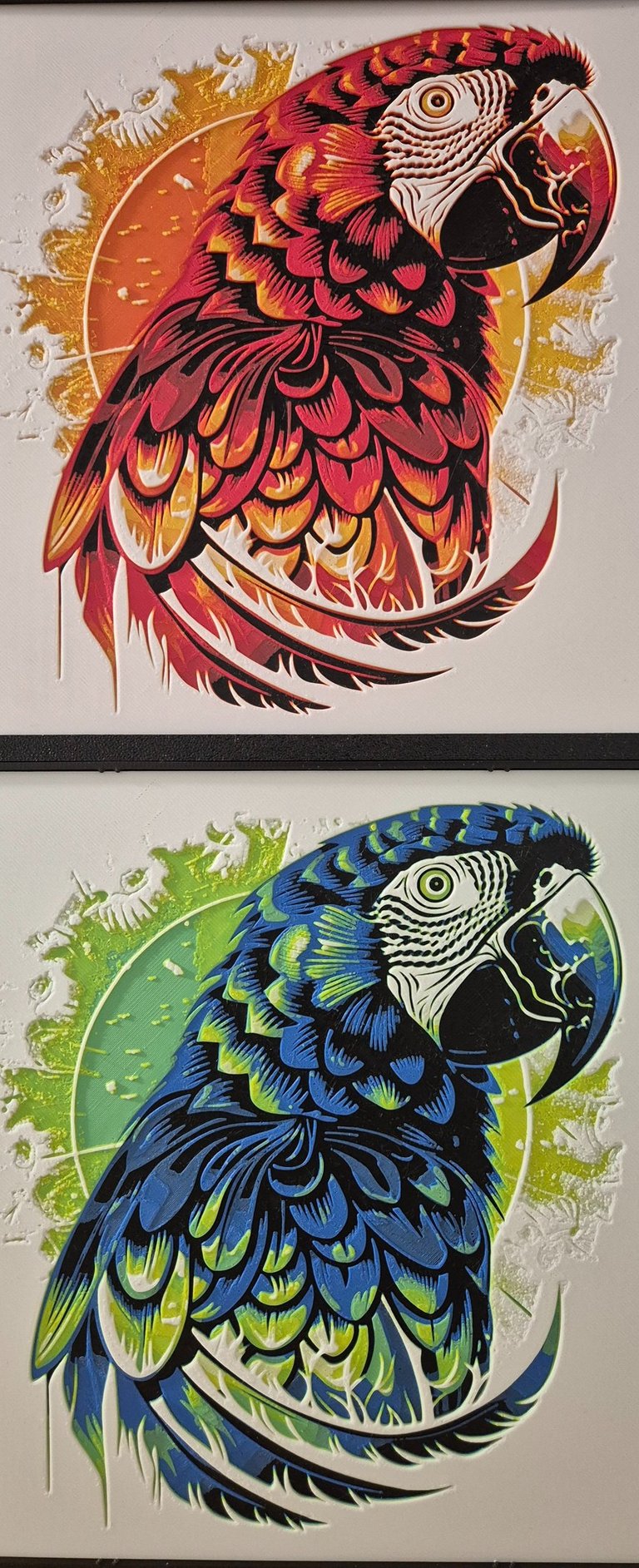 Panneaux artistiques en relief de perroquets imprimés en 3D dans différents styles de couleurs.