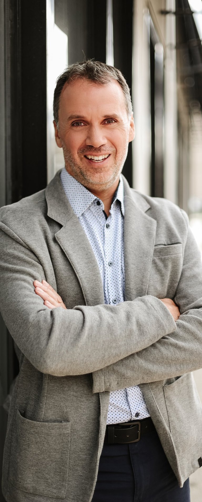 artin Doucet, créateur de Coaching Eureka, inspirant le changement avec clarté et énergie.