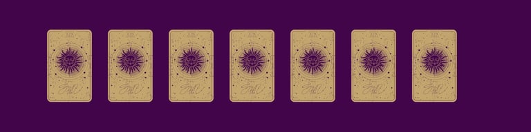 7 cartes de tarot disposées en ligne pour un tirage de cartes
