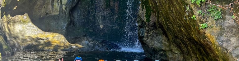 grupo sonriendo en un barranco