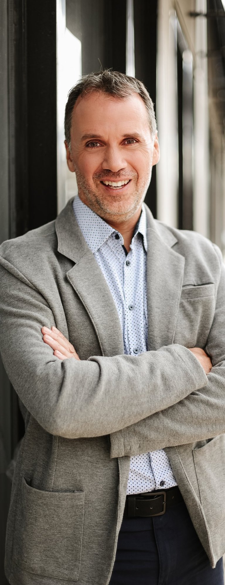 artin Doucet, créateur de Coaching Eureka, inspirant le changement avec clarté et énergie.