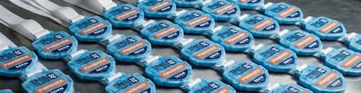 Médailles Finisher en préparation dans un atelier