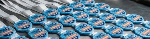 Médailles Finisher en préparation dans un atelier