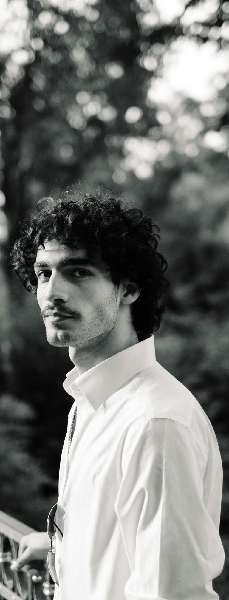 Man putting genuine care into date planning, standing out from low-effort daters in a park