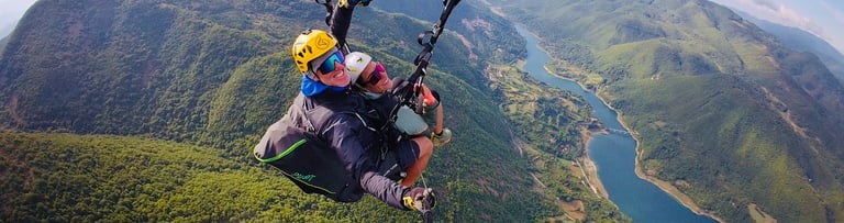 Volo in parapendio biposto sopra la Valle Reatina, esperienza outdoor con vista su lago e montagne vicino a Rieti