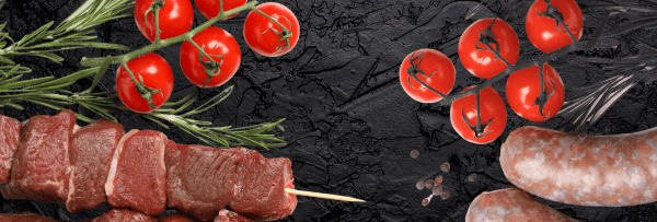 Catégorie prêt à cuire : Assortiment Viande halal crue : brochettes de bœuf, merguez et saucisses.