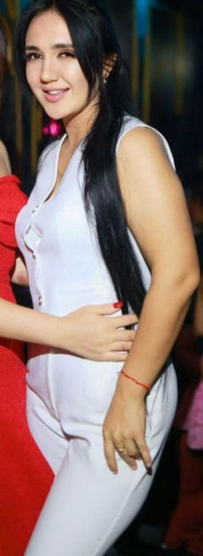 Lady therapist wearing white trousers and sleeveless top