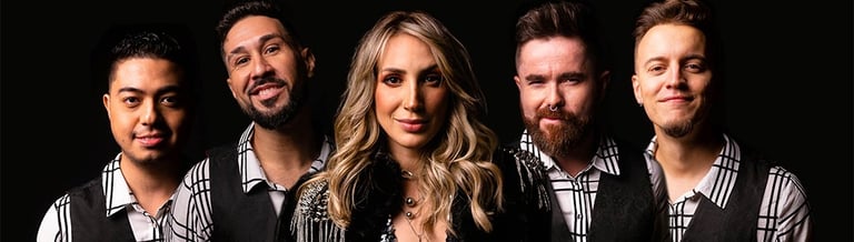 The five members of Mashup Band standing side by side: Ian, Lucas Dias, Keka, Leo, and Lucas Vianna.