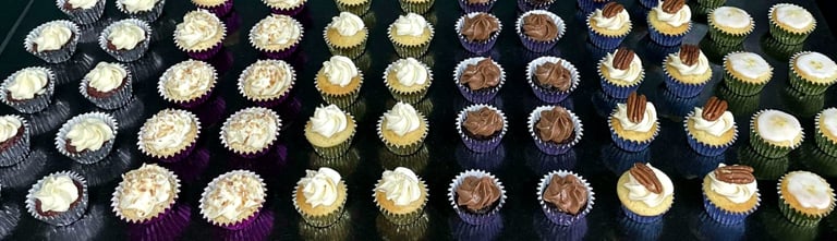a bunch of cupcakes with white frosting and chocolate frosting