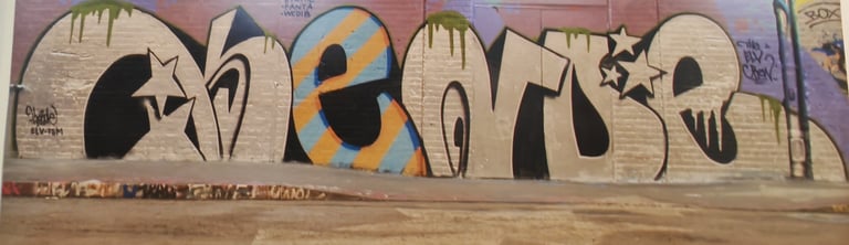 Kende graffiti writing on wall — urban calligraphy art European street culture