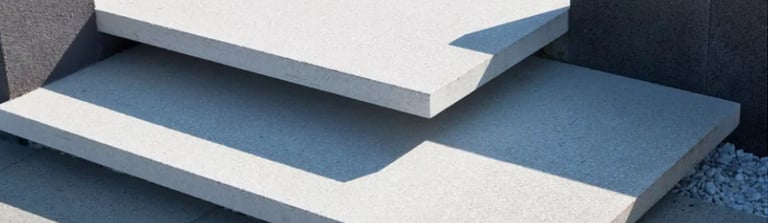 Betoninės modernios kabančios laiptų plokštės