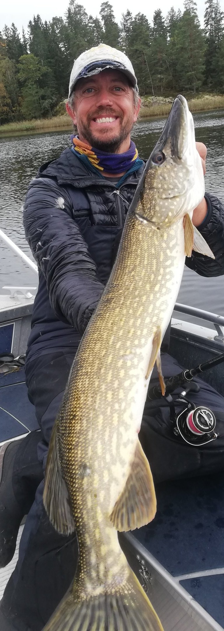 pêcheur qui tient un brochet