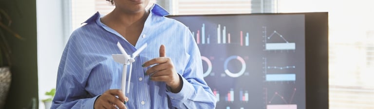 Especialista realizando medición de calidad de energía en un panel eléctrico.