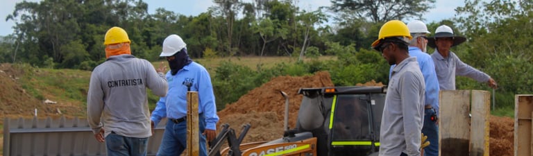 Construcción de una estructura en concreto reforzado en fase inicial.