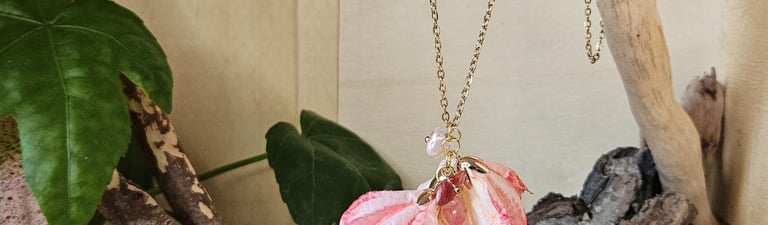 Ensemble collier, bracelet, boucles d'oreilles : fleures de sakura et pierre Quartz Pastèque