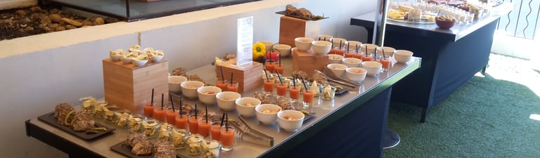 Buffet lors d'un cocktail dinatoire